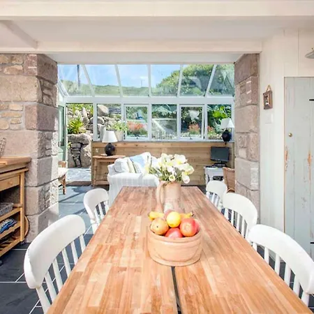 Castaways, With Sea Views, Lush Gardens & Patio By The Holiday home
