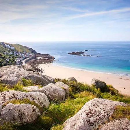 Holiday home Castaways, With Sea Views, Lush Gardens & Patio By The