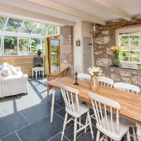 Castaways, With Sea Views, Lush Gardens & Patio By The * Sennen