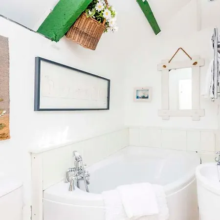 Castaways, With Sea Views, Lush Gardens & Patio By The Holiday home *
