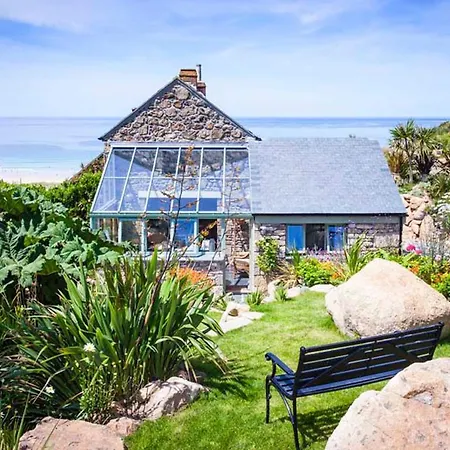 Holiday home Castaways, With Sea Views, Lush Gardens & Patio By The Sennen