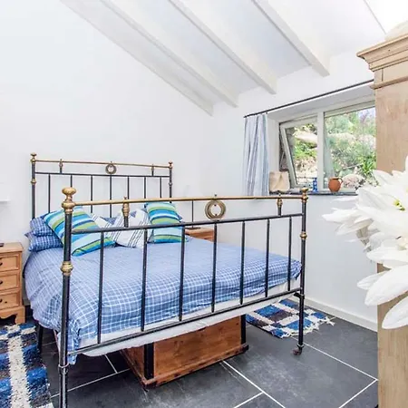 Castaways, With Sea Views, Lush Gardens & Patio By The Holiday home *