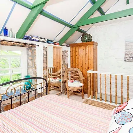 Castaways, With Sea Views, Lush Gardens & Patio By The Holiday home Sennen
