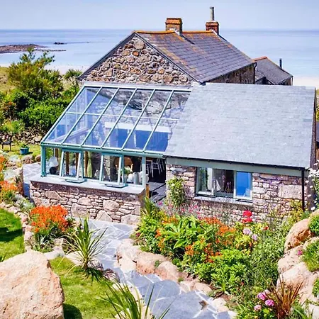 Holiday home Castaways, With Sea Views, Lush Gardens & Patio By The Sennen