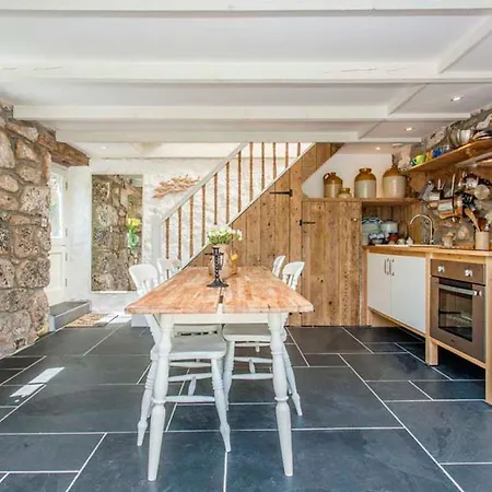Castaways, With Sea Views, Lush Gardens & Patio By The * Sennen