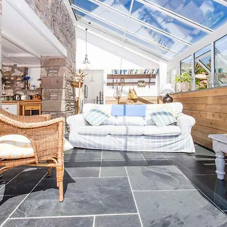 Castaways, With Sea Views, Lush Gardens & Patio By The