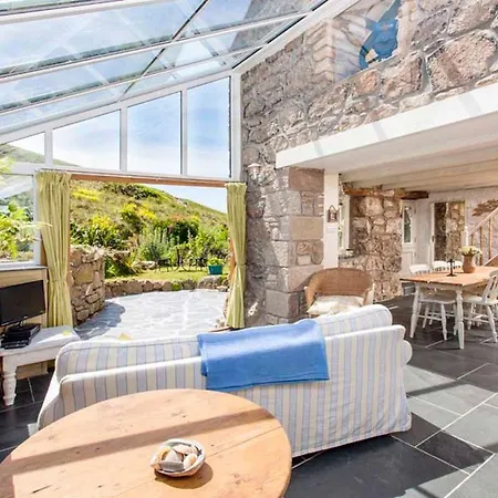 Castaways, With Sea Views, Lush Gardens & Patio By The Holiday home